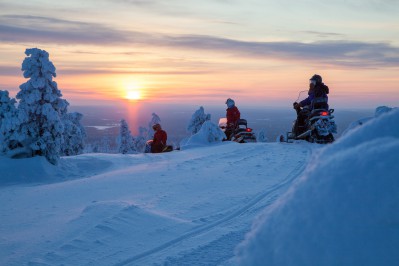 harriniva_hotels__safaris_snowmobiling_12.jpg