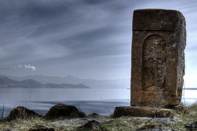 armenische-kreuzsteine-am-see.jpg