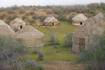 yurt-camping-in-deserts.jpg