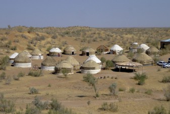 jurtencamp-am-aydarkul-see.jpg