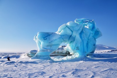 cspitzbergenreisen-eindrucklicher-eisberg-an-der-ostkuste.jpg