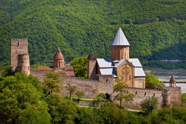festung-ananuri-in-georgien.jpg