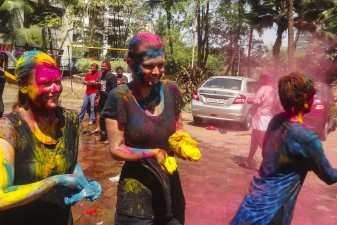 holi-844176.jpg