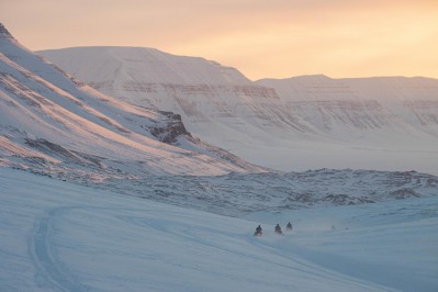 schneescooter-am-abend-spitzbergen.jpg