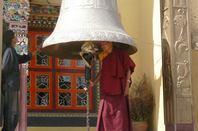 604-tibetischer-moench-die-den-lamaismus-angehoeren-der-grosse-monsum-kann-kommentrotz-grosser-armut-schaut-man-stets-in-entspannte-und-friedene-gesichter.jpg