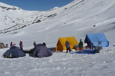 384-langsam-kommt-bewegung-in-die-lahmen-trekker-unsere-unermuetlichen-traeger-warten-auf-ihre-tonnage.jpg