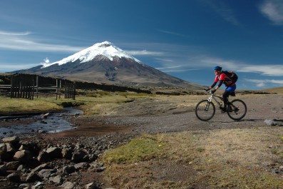 ciclista-y-cotopaxi_raposa.jpg