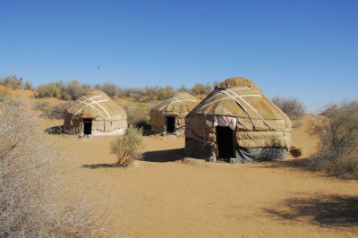 yurts-in-the-heart-of-kyzylkum-desert.jpg
