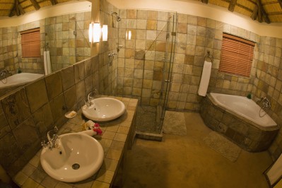 wetu-rondavel-bathroom2.jpg