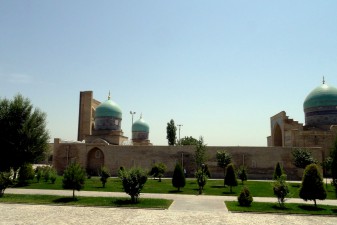 barak-khan-medrese-seitenansicht.jpg